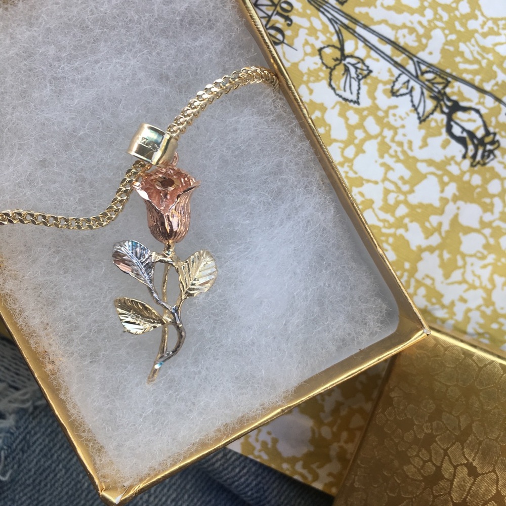 Gold Rose Pendent + Gold Chain